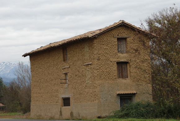 edificio de adobe de 3 plantas, Aragón (España)